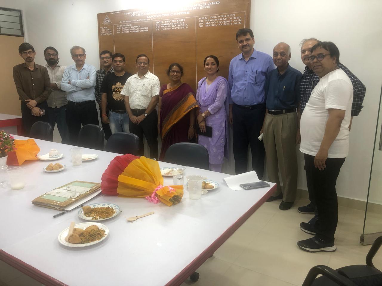 Group photograph of IETE Lucknow Centre members